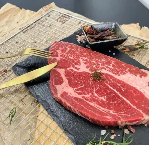 霜降牛肉是一種優質的牛肉,通常比普通牛肉更嫩、更多汁。以下是一些常见的霜降牛肉的调理方法: